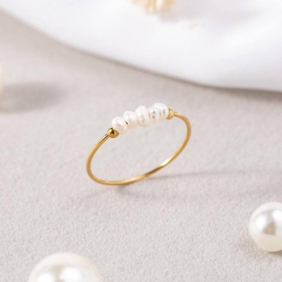Grace – Elegant ring med ferskvannsperle.