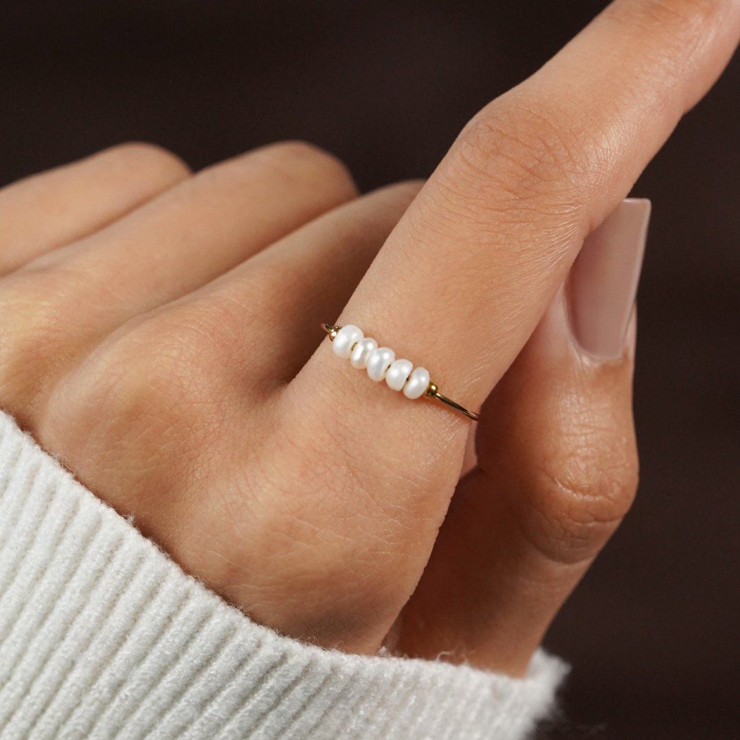 Grace – Elegant ring med ferskvannsperle.