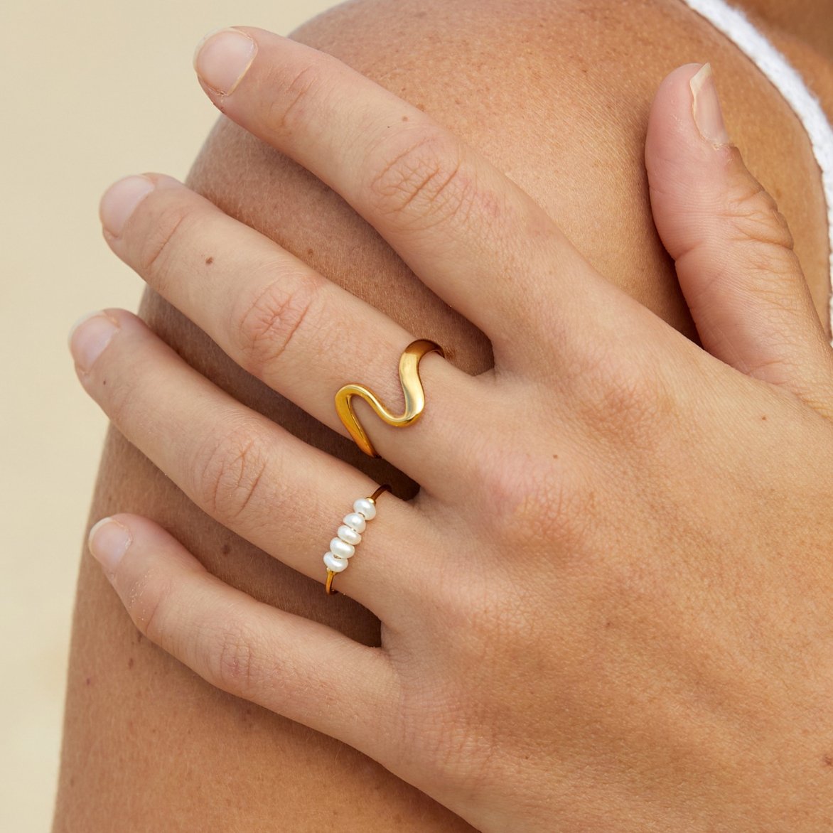 Grace – Elegant ring med ferskvannsperle.