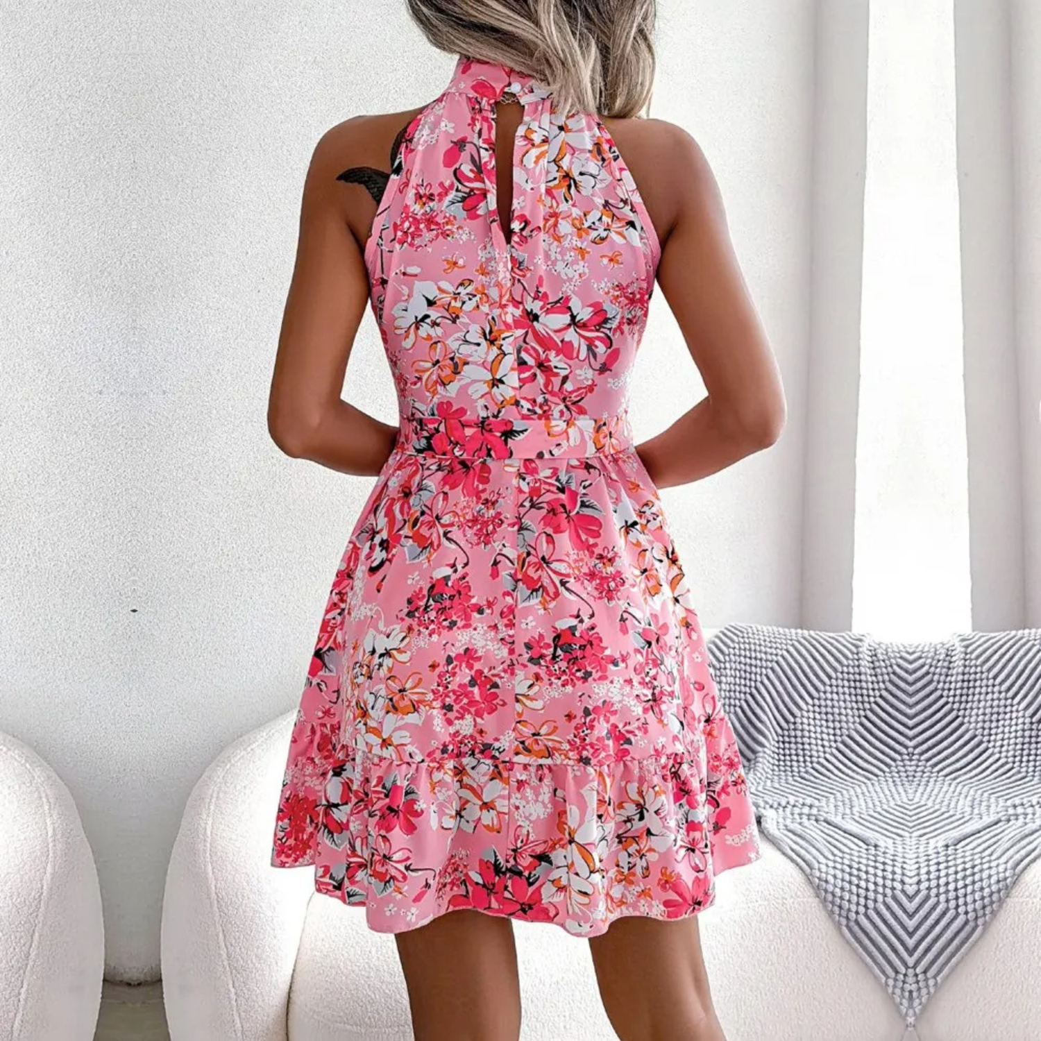 Fabienne | Mini kjole med blomster og halterneck