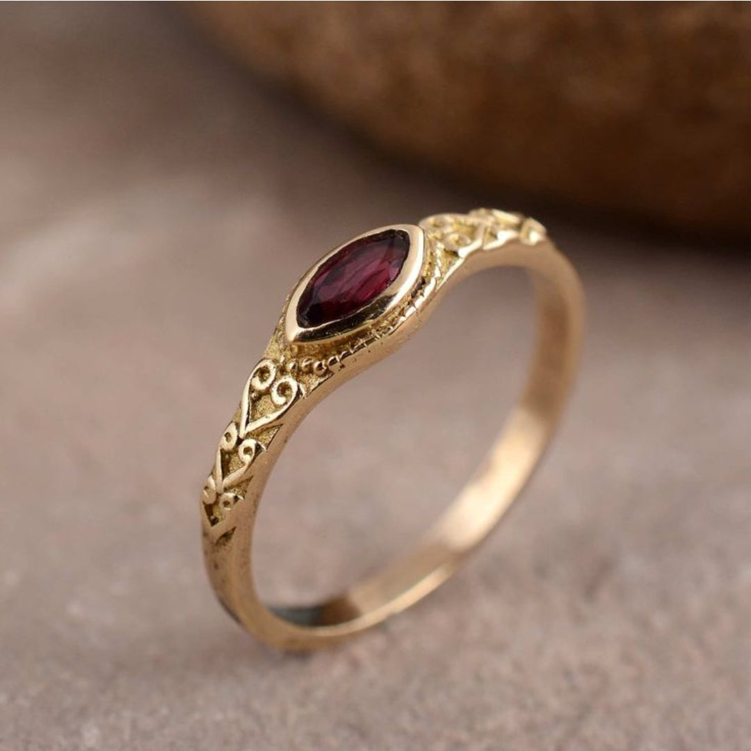 "Brillo – Vintage Ring med Rød Krystall" can be rewritten as "Brillo – Klassisk Ring med Rød Krystall".