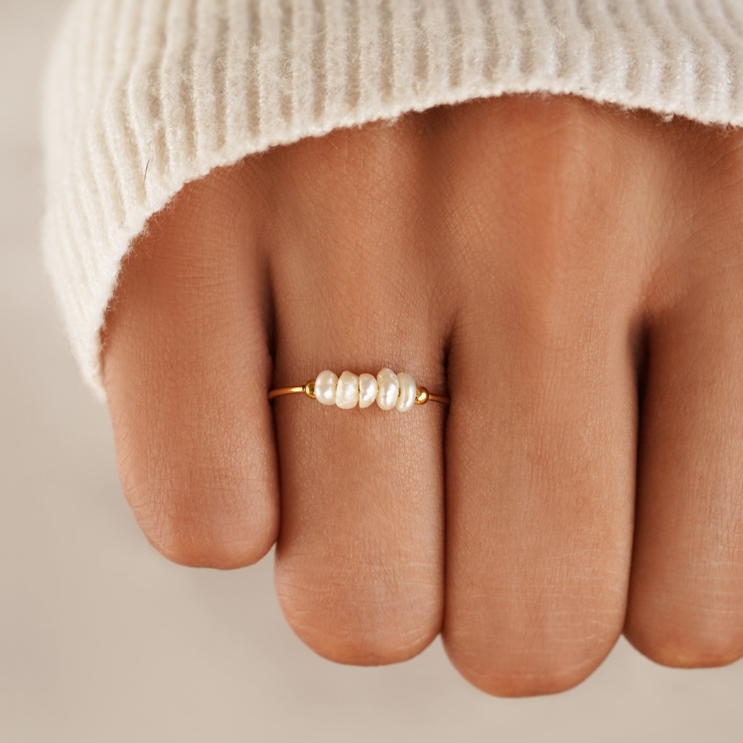 Grace – Elegant ring med ferskvannsperle.