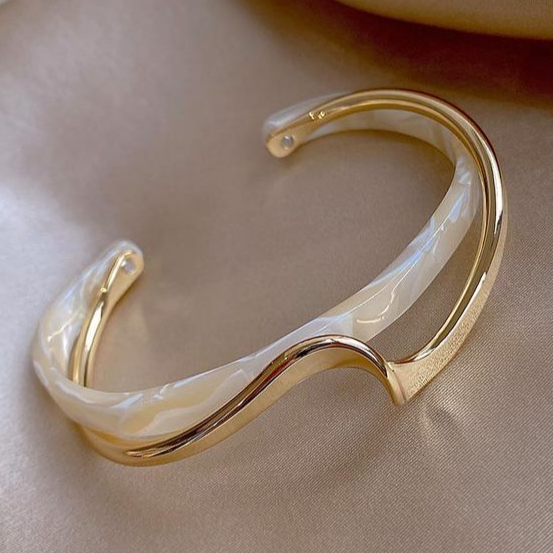 Armbånd med hvit opal – Eleganse i gull